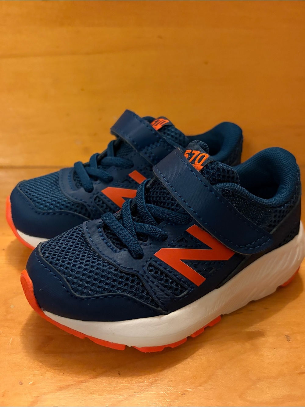 New Balance 570 Kids' Navy and Orange Hook-and-Loop Athletic Sneakers Sz kids 6